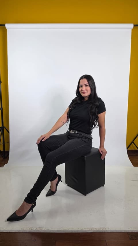 Bianca Camargo sorrindo, em pose casual e acessível