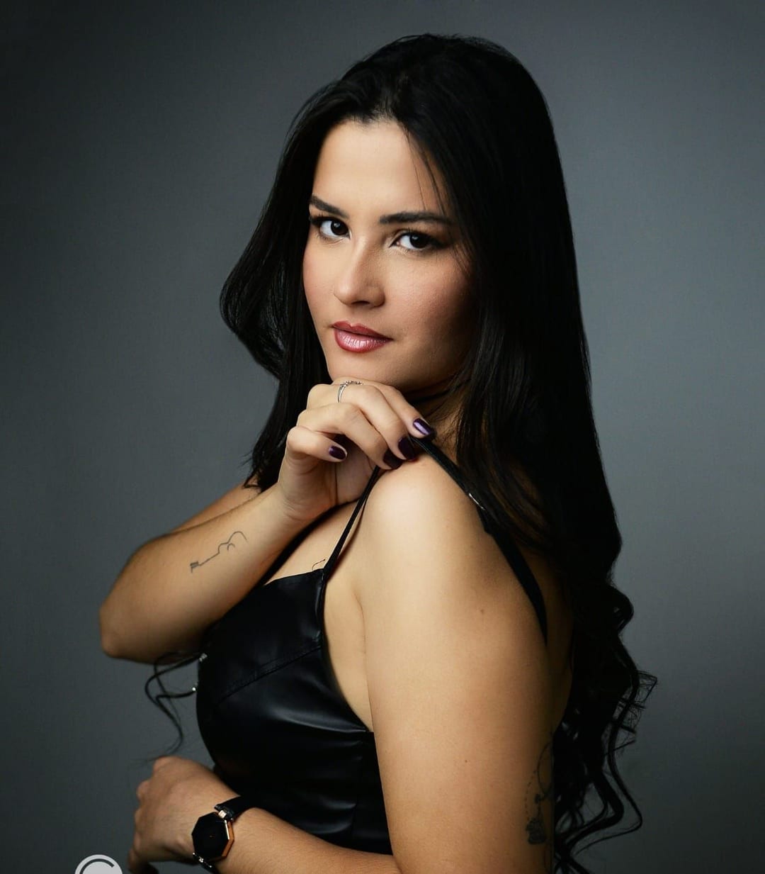Retrato editorial de Bianca Camargo, elegante, em preto e branco suave
