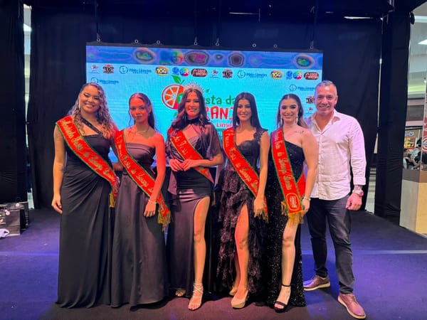 Bianca Camargo ao lado de outras candidatas e organizadores no palco oficial da Festa da Laranja