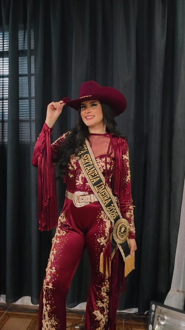 Bianca Camargo com a faixa de Garota Sertaneja Limeira 2026, chapéu bordô e look com bordados dourados